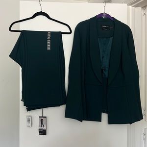 Torrid Blazer and pant sent. Blazer is a 4x and pants 24S